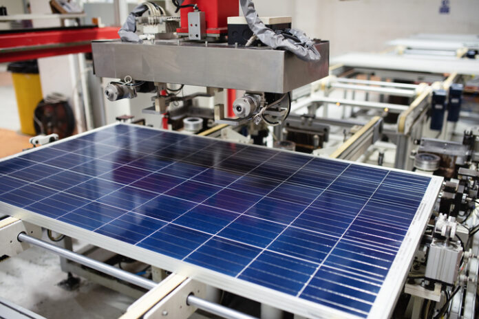 Herstellung von Solarpanelsystemen in einer Fabrik
